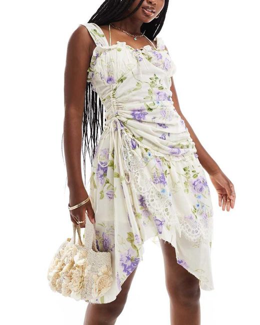 Vestido Corto Fruncido De Manga Corta Con Estampado De Rosas Azules Y Cuerpo Estilo Corsé Fruncido De ASOS de color White