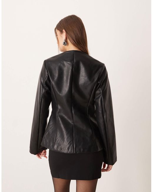 Blazer structuré en pu Gina Tricot en coloris Black