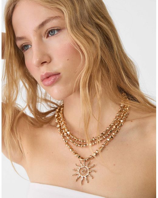 Collier long avec pendentif soleil - doré Stradivarius en coloris Natural