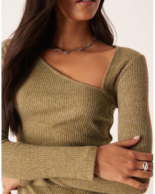 Top à manches longues ultra-doux avec détail à la taille et encolure asymétrique - olive foncé ASOS en coloris Green