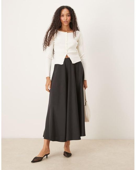 Falda Midi Negra Voluminosa De Corte Circular De Satén De Y.A.S de color White