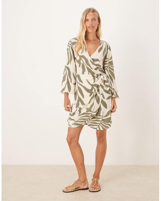 Vestito Stile Kimono A Portafoglio Con Stampa Di Palme Verdi di Jdy in Natural