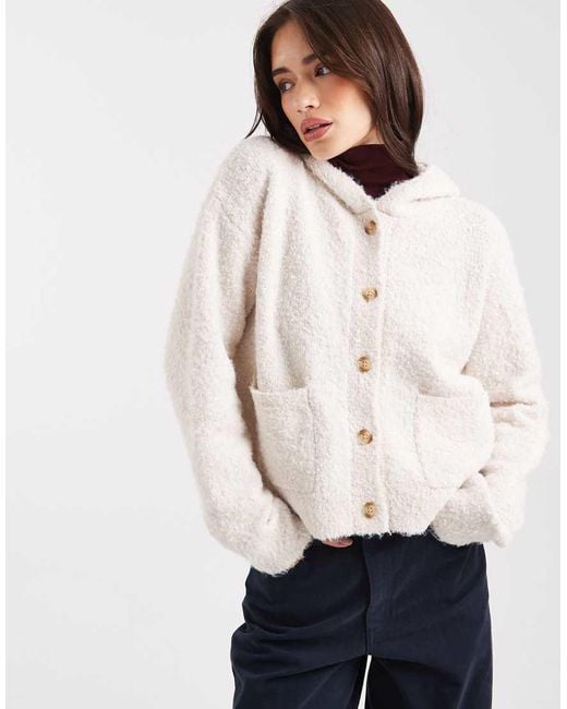 Cardigan Color Avena Bouclé Con Cappuccio E Bottoni di Miss Selfridge in White