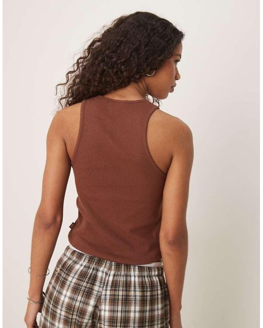 Camiseta Capuchino Sin Mangas De Corte Alargado Con Cuello De Pico De Dickies de color Brown