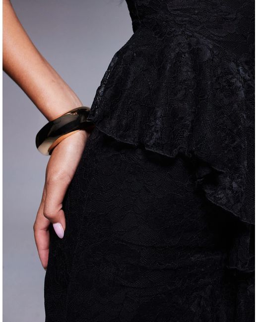 Robe volantée longue en dentelle avec décolleté plongeant ASOS en coloris Black