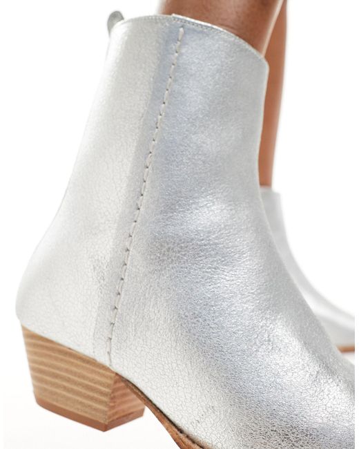 Bowers - bottines style western en cuir métallisé Free People en coloris White