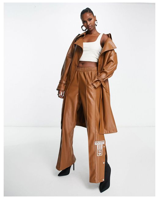 Centre stage - trench-coat en similicuir Adidas Originals en coloris Brown