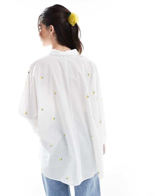 Camicia Squadrata Bianca Con Limone Ricamato di ONLY in White