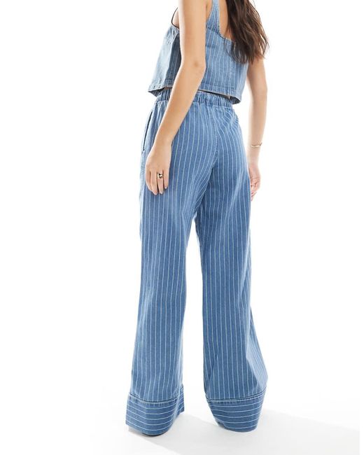 Jeans A Fondo Ampio Allacciati Sul Davanti Con Righe Ricamate di ASOS in Blue