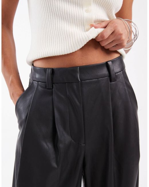 Pantalon large en imitation cuir Miss Selfridge en coloris Black