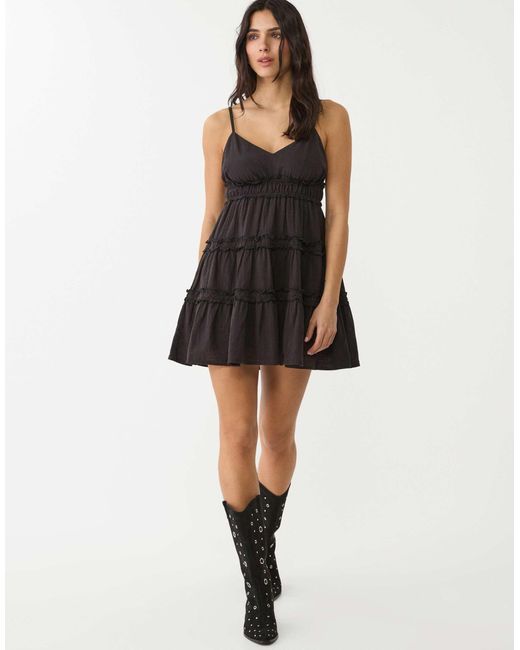 Robe courte étagée à bretelles et volants Stradivarius en coloris Black