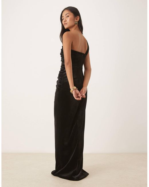 Robe longue asymétrique drapée en velours avec fente sur la cuisse Six Stories en coloris Natural