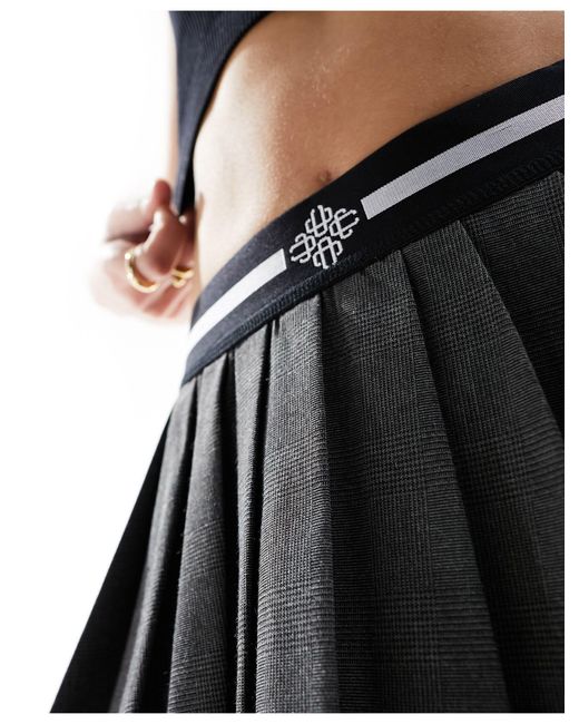 Emblem - minigonna a pieghe stile tennis antracite di The Couture Club in Black