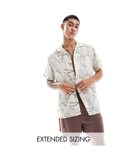 Camicia da spiaggia vestibilità comoda color écru con rever e stampa di gigli disegnati di ASOS in White da Uomo