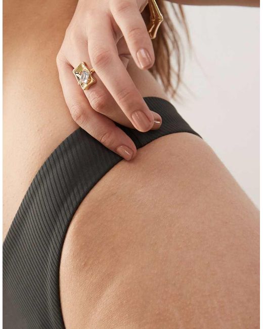 Slip Bikini Stile Tanga A Coste di Weekday in Black