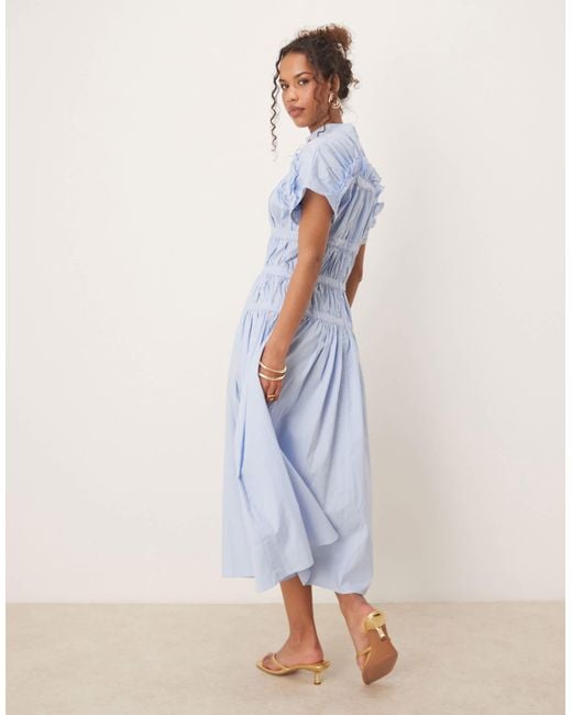Ghospell White – hochgeschlossenes, gerafftes midikleid