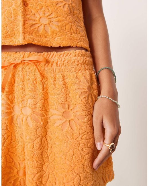 Short d'ensemble style caleçon en tissu éponge à fleurs texturées ASOS en coloris Orange