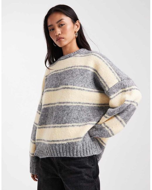 Jersey Extragrande A Rayas Grises Y Amarillo Pastel Con Cuello Redondo De ASOS de color Gray