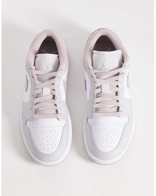 Nike di Nike in White