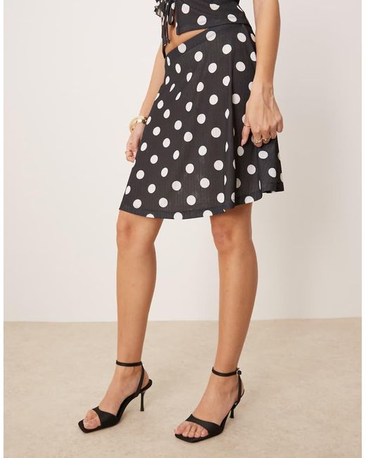 Falda Por La Rodilla Negra De Talle Bajo Con Estampado De Lunares De Canalé De Tacto Seco De ASOS de color Natural