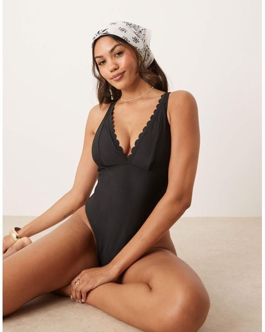 Poitrines généreuses - maillot 1 pièce à bords festonnés et décolleté plongeant Peek & Beau en coloris Black