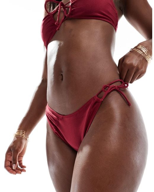 Slip bikini color vinaccia con davanti a v e laccetto di Miss Selfridge in Red