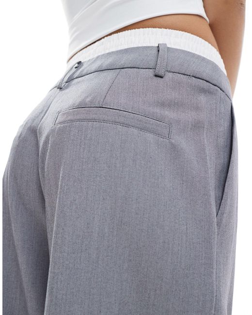 Pantaloni sartoriali dritti grigi con finiture stile boxer di Pimkie in Gray