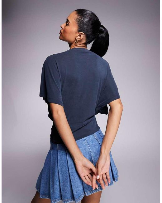 Top Accollato Ampio Con Nodo Sul Davanti E Maniche A Pipistrello di ASOS in Blue