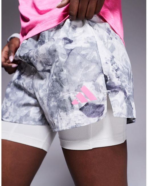Adidas Originals Pink Adidas running – own the run – 2-in-1-shorts mit em muster