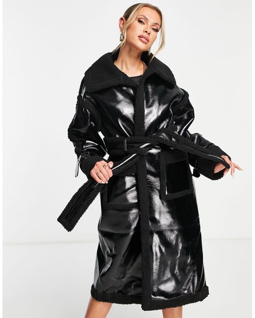 Manteau long noué à la taille en vinyle et imitation peau Aria Cove en coloris Black