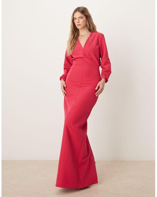 Vestito Lungo Fucsia Con Scollo Profondo E Maniche Lunghe di Pretty Lavish in Red