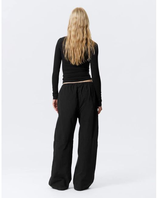 Pantalones Negros De Pernera Ancha Con Cintura Elástica De Tejido Antidesgarros De Weekday de color Black