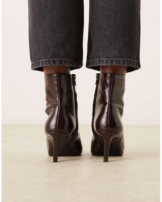 Botas Rojo Guinda De Tacón Con Puntera Fina De Tejido Efecto Cuero Texturizado De Mango de color Black