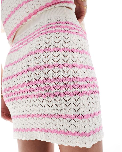 Mini-jupe d'ensemble en maille au crochet contrastante - crème et rose Miss Selfridge en coloris Pink