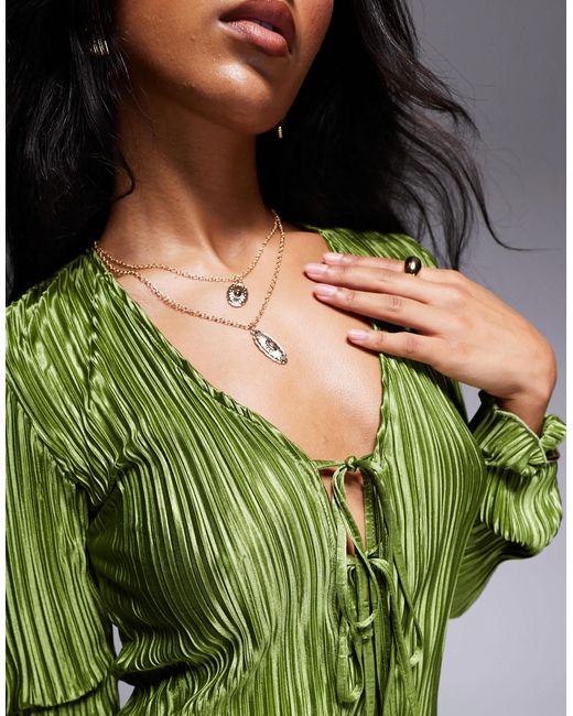 In The Style Green – exklusives, plissiertes maxikleid