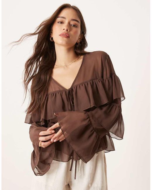 Blusa Marrón Con Volantes Y Lazada Delantera De Chifón De ASOS de color Brown