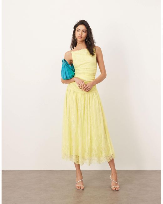 Robe mi-longue froncée en dentelle avec taille basse - citron ARRANGE en coloris Yellow