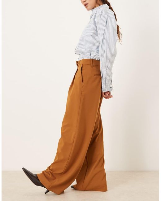 Pantalones De Sastre De Talle Bajo Y Pernera Ancha De ASOS de color White