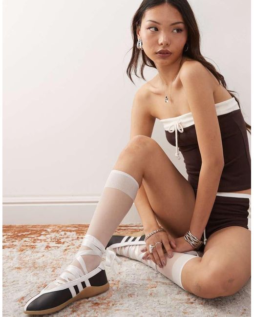 Top Oscuro Con Escote Palabra De Honor Sin Tirantes Y Detalle De Lazada En Contraste De (Parte De Un Conjunto) Monki de color Natural
