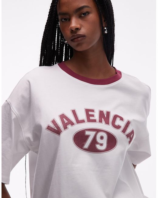 T-shirt oversize en jersey style sport à imprimé valencia et bordure bordeaux TOPSHOP en coloris White
