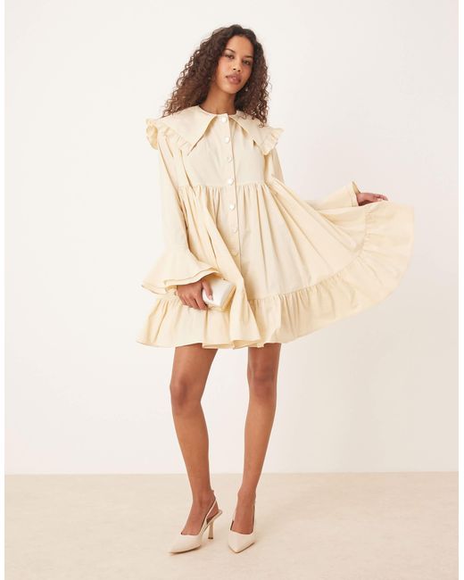 Robe volantée courte avec col oversize et boutons en forme Sister Jane en coloris Natural