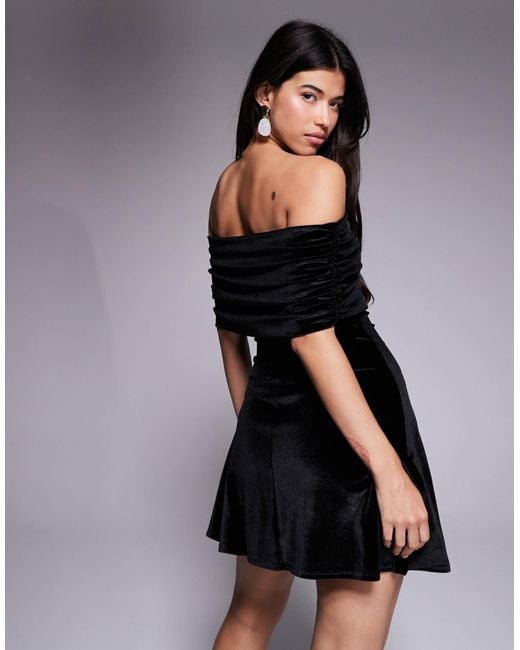 ASOS Black – schulterfreies, kurzes skater-kleid aus samt