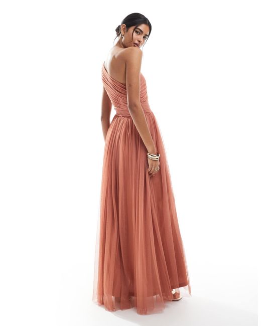 L'invitée - robe longue asymétrique à volants en cascade - rosé LACE & BEADS en coloris Pink