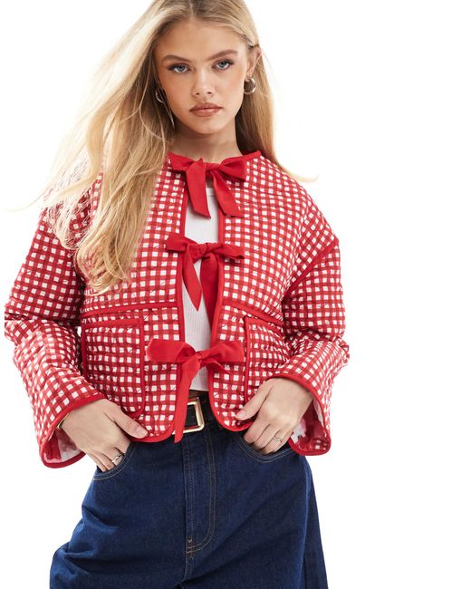 The Frolic Blue – exklusiv – gesteppte wendejacke mit schleifen auf der vorderseite, rotem vichy-karo und em patchwork-print