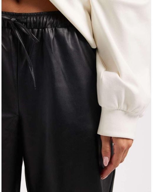 Vero Moda Broek Van Imitatieleer Met Gestrikte Taille En Wijde Pijpen in het White