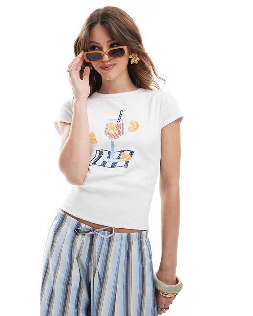 T-Shirt Baby Color Panna Con Stampa Di Cocktail di ASOS in White