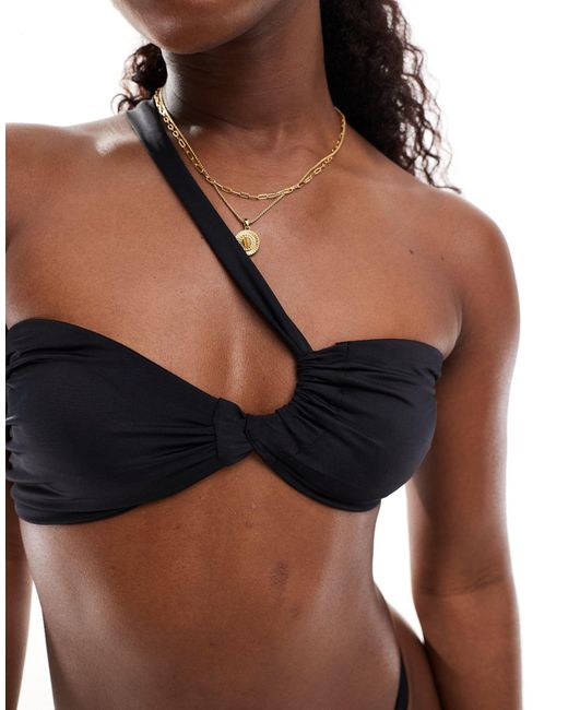 Top bikini asimmetrico arricciato di Miss Selfridge in Black