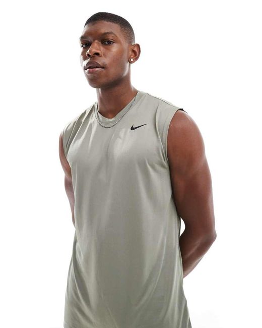 Nike Legend in het Gray voor heren