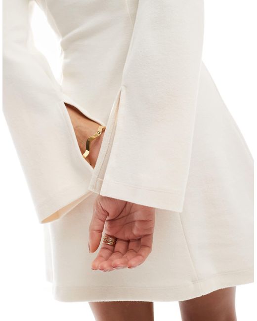Robe courte ajustée et évasée ultra douce à col montant - crème ASOS en coloris Red