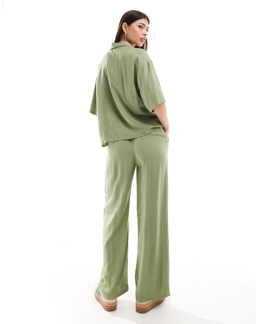 Pantalon d'ensemble ample en aspect lin avec lien noué à la taille Vila en coloris Green